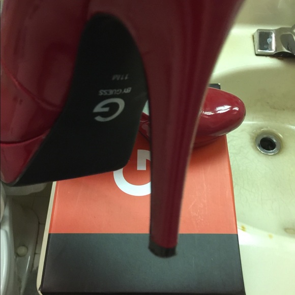 Red Pumps - Picture 7 of 8